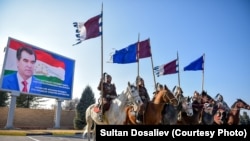 Встреча президента Таджикистана в аэропорту Манас в Бишкеке. (кликните для увеличения)