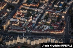 На фота 2017 году ў правай частцы кадру ў двары бачны даўгабуд, які сёлета нарэшце зьбіраюцца закончыць. Унізе кадру — дом на Нямізе, знос якога быў сярод адной з прапановаў менчукоў падчас абмеркаваньня праекту разьвіцьця Старога гораду