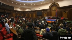 Ցուցարարները Ազգային ժողովի նիստերի դահլիճում, Երևան, 10-ը նոյեմբերի, 2020թ.