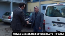 Зустріч біля Червоного Хреста в Дахау. Праворуч – голова Івано-Франківського товариства Червоного Хреста Валерій Старченко