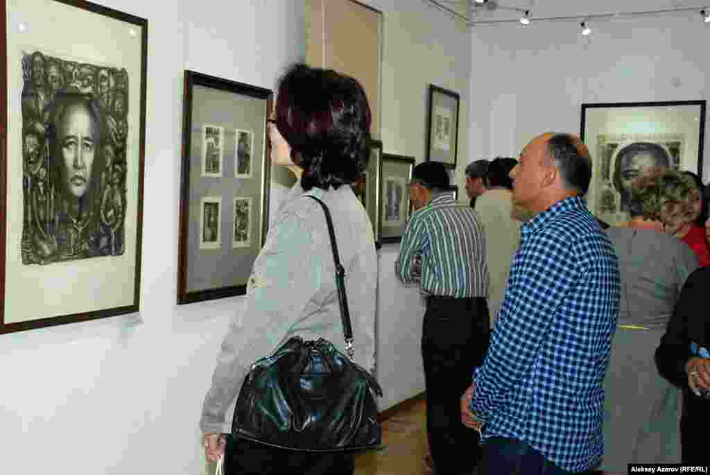 Посетители перед портретом &laquo;Мухтар Ауэзов и герои его&nbsp;произведений&raquo;.&nbsp; Дважды Евгений Сидоркин был иллюстратором романа &laquo;Путь&nbsp;Абая&raquo;. Когда недавно готовился к изданию новый перевод на русский язык&nbsp;романа, то сын писателя Мурат Ауэзов решил иллюстрировать его заново. Объявил конкурс. Но после ознакомления с представленными работами&nbsp;пришел к выводу, что никто не смог превзойти Евгения Сидоркина. И его&nbsp;иллюстрации были вновь включены в издание.