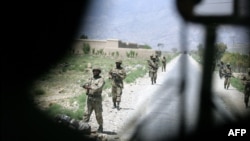 سربازان پاکستانی در جریان عملیات نظامی - تصویر از آرشیف 