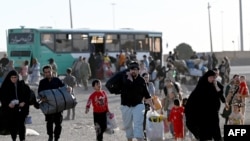 شماری از مهاجران افغان پس از برگشت از ایران در بندر اسلام قلعه