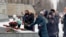 Люди возлагают цветы к Вечному огню День неизвестного солдата, российскую памятную дату, 3 декабря 2024 года