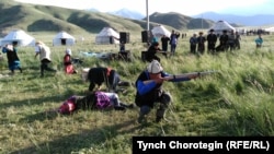 Кырк Шейит жергесинде талаада драмалык оюн коюу учуру. Тоң району, Кыргызстан. 05.8.16.
