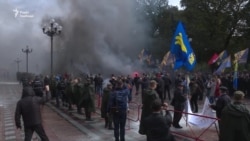 Під Верховною Радою палили димові шашки (відео)