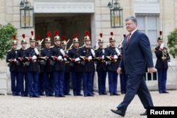 Петр Порошенко по прибытии в Елисейский дворец 21 июня 2016 года