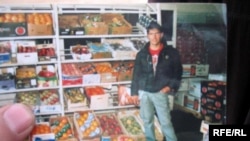 Салохиддину Азизову из Таджикистана в 2007 году националисты отрезали голову