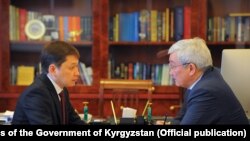 Өкмөт башчы Сапар Исаков менен Бажы кызматынын төрагасы Кубанычбек Кулматов.