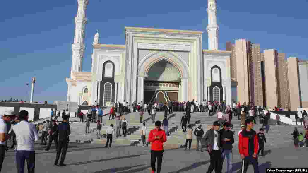 У соборной мечети &laquo;Хазрет Султан&raquo; в столице люди начали собираться с раннего утра, некоторые пришли за несколько часов до начала праздничного намаза.&nbsp;
