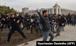 Тынч өтүп жаткан атаандаш митингдин катышуучуларына кол салуу учуру. "Ала-Тоо" аянты. 09.10.2020.