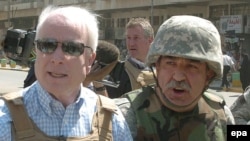 Фаворит республиканцев считает себя большим экспертом по вопросам внешней политики и безопасности. Маккейн на багдадском рынке