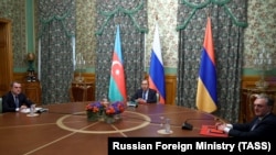 Орусиянын тышкы иштер министри Сергей Лавров (ортодо) менен Армениянын башкы дипломаты Зограб Мнацаканян жана Азербайжандын тышкы иштер министри Жейхун Байрамов, Москва, 9-октябрь 2020-жыл. 