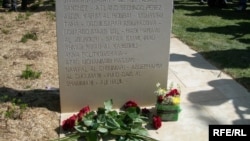 Мемориал журналистам на северо-западе Франции также увековечил память Огулсапар Мурадовой, которая умерла в туркменской тюрьме 15 лет назад при загадочных обстоятельствах.