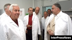 Сенатор Ричард Лугар (слева) во время посещения лаборатории в августе 2006 г.