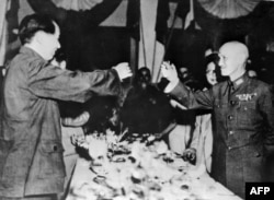Мао Цзэдун (солдо) Чан Кайши менен тост көтөрүүдө. 1945-жылдын сентябры.