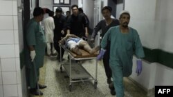 یک ملکی افغان که زخمی شده است.