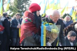 До меморіалу принесли квіти і лампадки