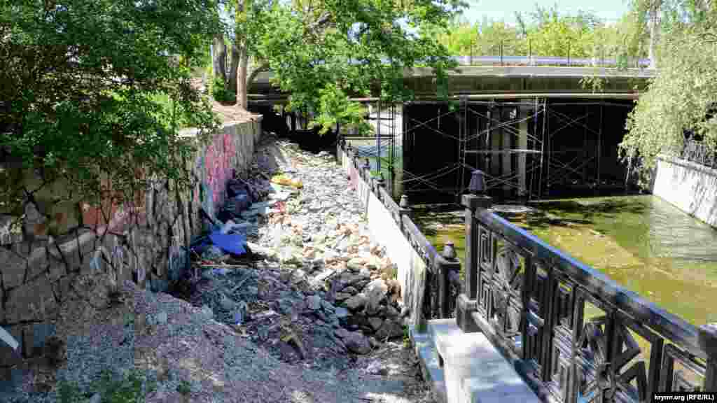 На протилежному боці набережна завалена будівельним сміттям