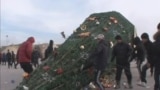 Участники протеста свалили новогоднюю елку на площади в Жанаозене. 16 декабря 2011 года.