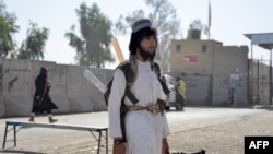 Афганские талибы возле границы во время столкновений с пакистанскими пограничными войсками в районе города Спин Болдак в провинции Кандагар. 15 октября 2025 года