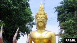 Чтобы отказаться от богатства, надо им владеть. Даже Будда был принцем, прежде чем стать нищим