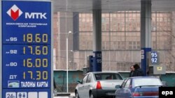 Заправочная станция в Москве, апрель 2006 года. Сейчас в России бензин в среднем стоит чуть больше 23 рублей