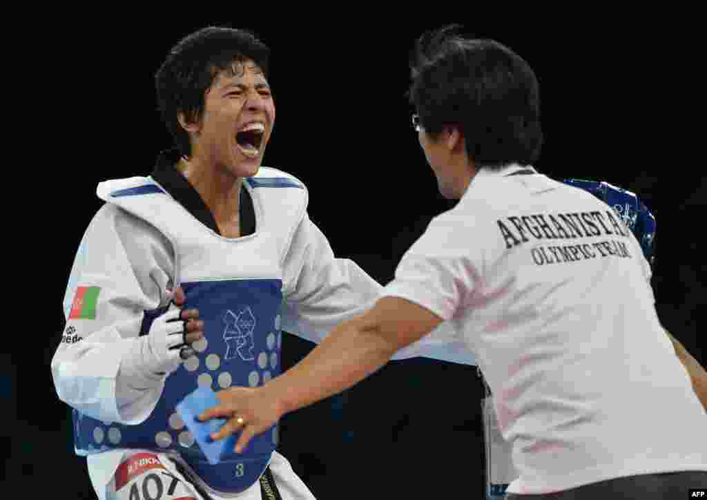 در بازی نخست حریفش از پولند میخایل لونیوسکی را 12 در برابر 5 شکست داد