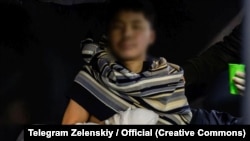 Түндүк Кореянын жоокерлеринин бири (скриншот) деген видеону украин президенти Владимир Зеленский 11-январда жарыялаган.