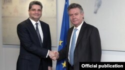 Belgium - EU Commissioner for Trade Karel De Gucht (R) meets with Armenian Prime Minister Tigran Sarkisian in Brussels, 05Dec2011.