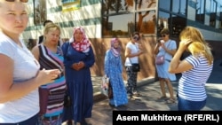 Матери у здания столичной администрации. Нур-Султан, 19 июля 2019 года.