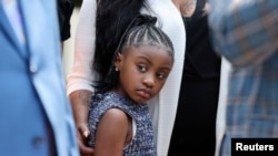 Маркум Жорж Флойддун кызы Жианна. Вашингтон, 25-май, 2021-жыл.