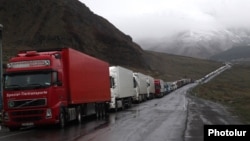 Վրաստան - Հայաստանից մեկնող բեռնատարներ Վերին Լարս տանող ճանապարհին, արխիվ