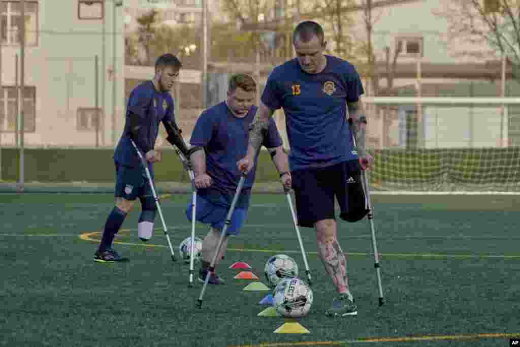 Харьковта аяксыз сугыш ветераннары футбол уйный. 