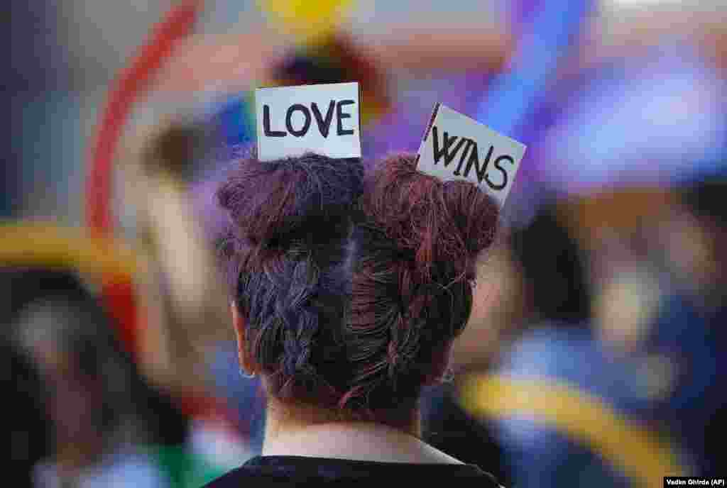 Женщина принимает участие в гей-параде в Бухаресте, Румыния. 22 июня.&nbsp;