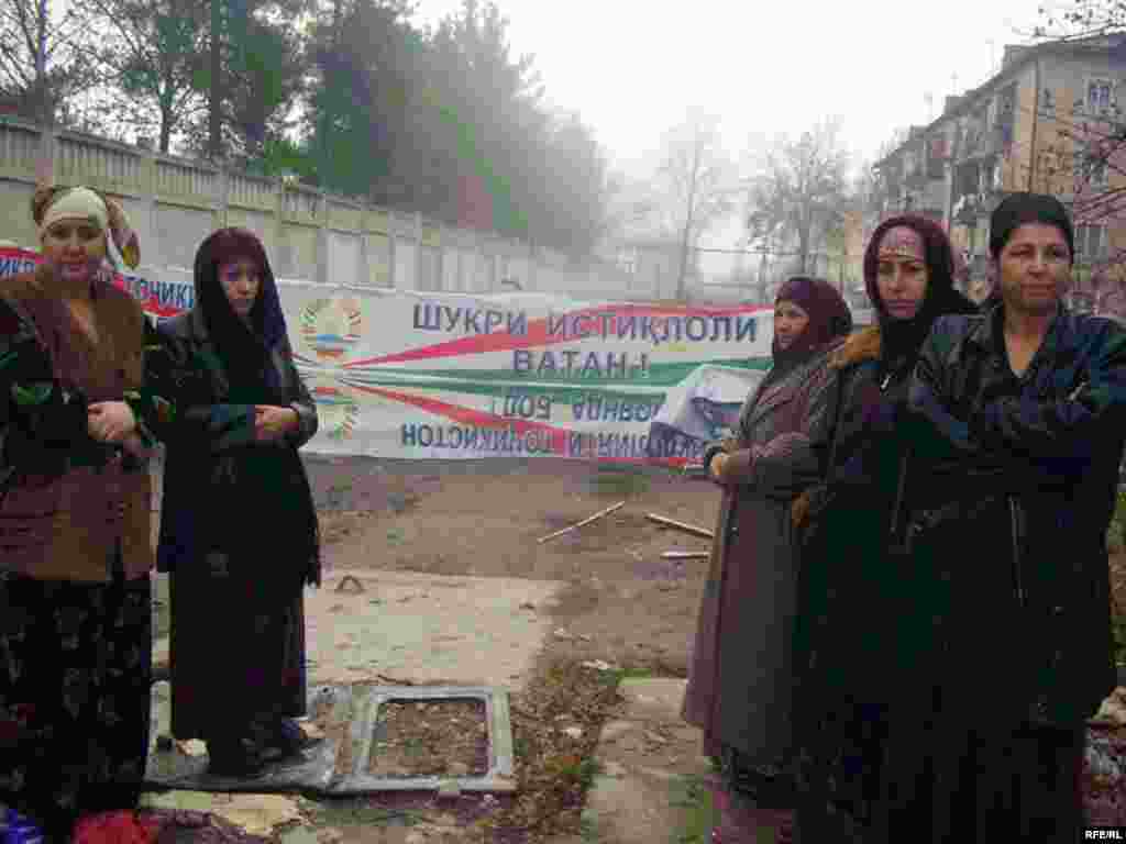 Сокинони ин бино беш аз 5 рӯз аст, ки дар бадтарин шароит ба сар мебаранд