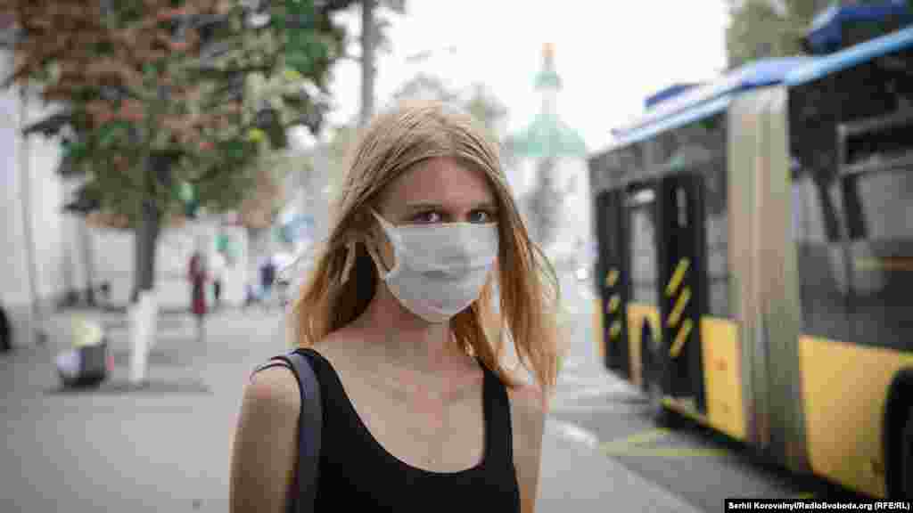 На фото: киянка у марлевій пов&#39;язці Людям рекомендують обмежити перебування на відкритому повітрі, уникати тривалого перебування на відкритому повітрі рано-вранці і в найспекотніший час доби. Крім того, радять тримати вікна зачиненими, особливо вночі і рано-вранці. Також СЕС радить використовувати у побуті і на робочих місцях системи кондиціонування й очищення повітря, проводити вологе прибирання