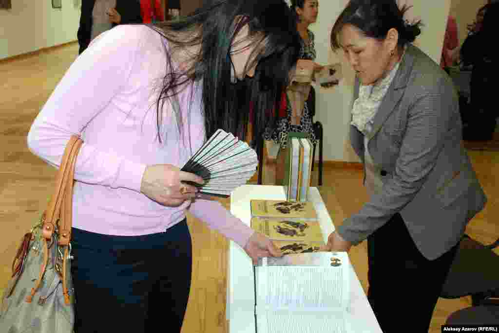 Посетителям выставки предлагали приобрести трилогию &laquo;Кочевники&raquo;&nbsp;Ильяса&nbsp; Есенберлина, которую иллюстрировал Евгений Сидоркин.