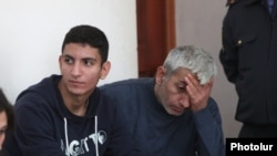 Շանթ Հարությունյանը իր որդու՝ Շահեն Հարությունյանի հետ դատական նիստերից մեկի ժամանակ, արխիվ