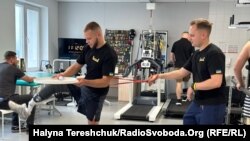 23-річний ветеран ЗСУ Михайло Тернавський вчиться тримати рівновагу