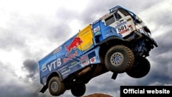 "Дакар" раллиенда катнашучы КАМАЗлар. Узган елгы ярышларның бер мизгеле.