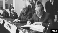 Генэральны сакратар ЦК КПСС Леанід Брэжнеў падпісвае дакумэнт ад імя СССР. Фінляндыя, Хэльсынкі, 1 жніўня 1975 году