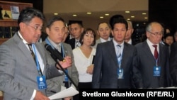 Султан-Хан Аккулы (слева), сотрудник радио Азаттык, выступает на презентации семитомного сборника Алихана Букейхана. Астана, 13 сентября 2011 года.