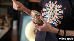 Мәчетләр түшәменә үрмәкечләрне куркытыр өчен тәвә кошы йомыркасы элгәннәр. Аны бизәгәннәр.