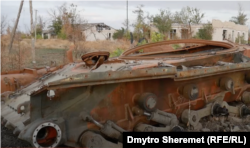 Залишки розбитої військової техніки в Безіменному, жовтень 2024 року