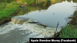 Imagine cu unul din pragurile de liniștire instalate la recomandarea experților, pentru a reduce infiltrarea saramurii din salină în apa râului Corund.