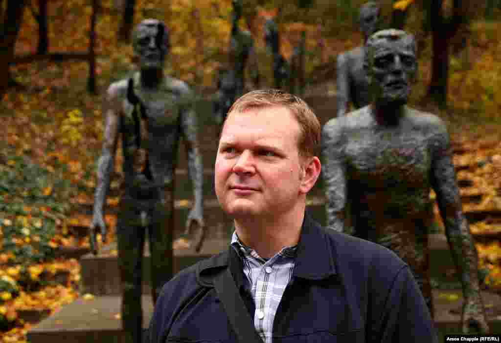 В 2009 году после нескольких поездок с рюкзаками по России Степан Черноушек вместе с группой своих друзей-чехов совершил то, что он сам называет &quot;паломничеством&quot; в сибирскую Арктику, и нашел остатки тогда малоизвестного, забытого сталинского проекта строительства Трансполярной железнодорожной магистрали &ndash; &quot;дороги смерти&quot;&nbsp;как называли ее.&nbsp;&nbsp;&nbsp;