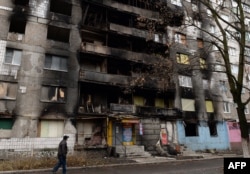 Мужчина проходит возле разрушенного жилого дома. Шахтерск, декабрь 2014 года