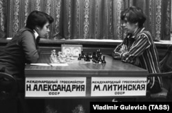 Чемпіонат світу з шахів. У півфінальному поєдинку беруть участь міжнародні гросмейстери українка Марта Літинська і грузинка Нана Александрія, 1987 рік