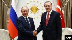 Թուրքիայի նախագահ Ռեջեփ Էրդողանը Անկարայում ողջունում է Ռուսաստանի նախագահ Վլադիմիր Պուտինին, 28-ը սեպտեմբերի, 2017թ․